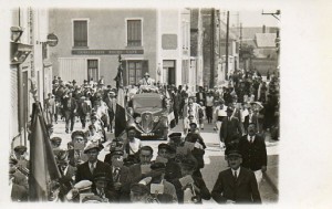 Défilé dans les rues de Pussay