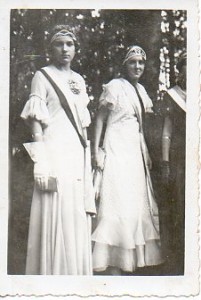 La reine et les dauphines dans le parc.