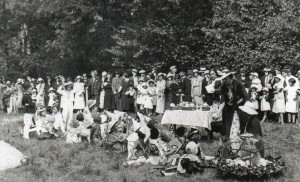 – Concours d’enfants costumés dans le parc des tilleuls. Un ravissant petit poussin jaune sous sa mue fut particulièrement remarqué.