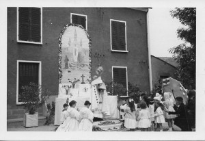 Autel dans les rues lors de la cérémonie de la fête Dieu