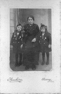 vers 1915 ou 1916 Gontard ( Rebuffé) Albertine - Eva à gauche Gisèle à droite
